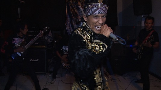 A L'EST DE L'ENFER - La Clairière Production